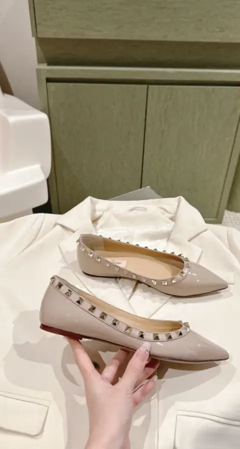 铆钉尖头平底鞋 / Studded flats